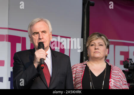 Westminster, London, Großbritannien. 19. Oktober 2019. Schatzkanzler John McDonnell MP, auf seiner Seite Emily Thornberry MP, Adressen die Masse an Parliament Square. Haben MPs nur zugunsten von Oliver Letwin MP Änderung der Regierung Brexit Abkommen gestimmt. Hunderttausende Anhänger der 'Abstimmung' konvergieren auf Westminster für eine "endgültige sagen 'neuen Premierminister Boris Johnson's Brexit beschäftigen. Stockfoto