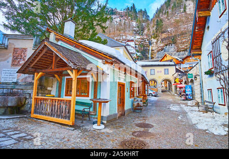 HALLSTATT, Österreich - Februar 25, 2019: Die Architektur der historischen Badergraben Straße mit kleinen Holzhäuser und alte Gebäude mit gewölbten Pässe Stockfoto