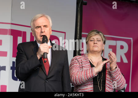 Westminster, London, Großbritannien. 19. Oktober 2019. Schatzkanzler John McDonnell MP, auf seiner Seite Emily Thornberry MP, Adressen die Masse an Parliament Square. Haben MPs nur zugunsten von Oliver Letwin MP Änderung der Regierung Brexit Abkommen gestimmt. Hunderttausende Anhänger der 'Abstimmung' konvergieren auf Westminster für eine "endgültige sagen 'neuen Premierminister Boris Johnson's Brexit beschäftigen. Stockfoto