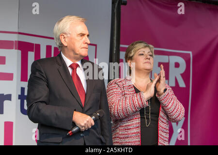 Westminster, London, Großbritannien. 19. Oktober 2019. Schatzkanzler John McDonnell MP, auf seiner Seite Emily Thornberry MP, Adressen die Masse an Parliament Square. Haben MPs nur zugunsten von Oliver Letwin MP Änderung der Regierung Brexit Abkommen gestimmt. Hunderttausende Anhänger der 'Abstimmung' konvergieren auf Westminster für eine "endgültige sagen 'neuen Premierminister Boris Johnson's Brexit beschäftigen. Stockfoto