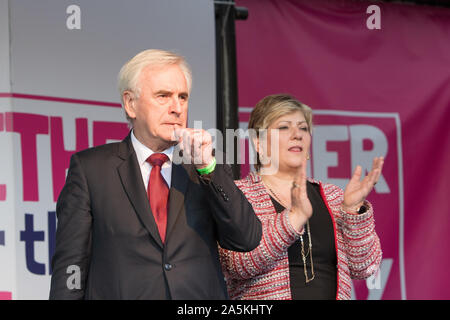 Westminster, London, Großbritannien. 19. Oktober 2019. Schatzkanzler John McDonnell MP, auf seiner Seite Emily Thornberry MP, Adressen die Masse an Parliament Square. Haben MPs nur zugunsten von Oliver Letwin MP Änderung der Regierung Brexit Abkommen gestimmt. Hunderttausende Anhänger der 'Abstimmung' konvergieren auf Westminster für eine "endgültige sagen 'neuen Premierminister Boris Johnson's Brexit beschäftigen. Stockfoto