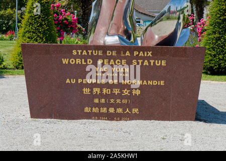 Edelstahl 'Frieden' Statue an Grandcamp Maisy in Frankreich. Stockfoto