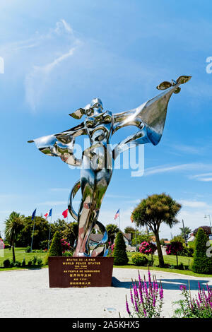 Edelstahl 'Frieden' Statue an Grandcamp Maisy in Frankreich. Stockfoto