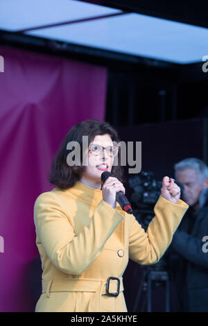 Westminster, London, Großbritannien. 19. Oktober 2019. Layla Moran MP, Liberaldemokratischen, Adressen der Rallye am Parliament Square. Haben MPs nur zugunsten von Oliver Letwin MP Änderung der Regierung Brexit Abkommen gestimmt. Hunderttausende Anhänger der 'Abstimmung' konvergieren auf Westminster für eine "endgültige sagen 'neuen Premierminister Boris Johnson's Brexit beschäftigen. Stockfoto