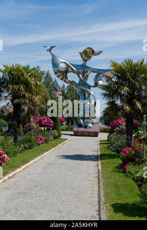 Edelstahl 'Frieden' Statue an Grandcamp Maisy in Frankreich. Stockfoto