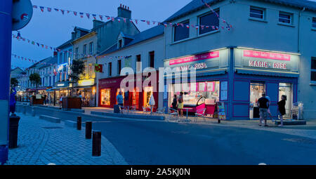 Restaurants sind in der Abenddämmerung in Port En Bessin, Normandie, Frankreich Stockfoto