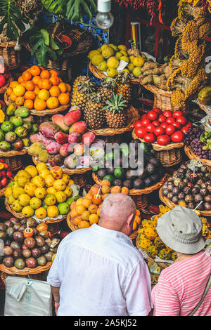 Funchal, Madeira, Portugal - 21.September 2019: Touristen kaufen frisches Obst und Gemüse auf dem traditionellen Markt Mercado dos Lavradores in Madeiras Hauptstadt. Bunte tropische Früchte. Exotische Früchte. Stockfoto