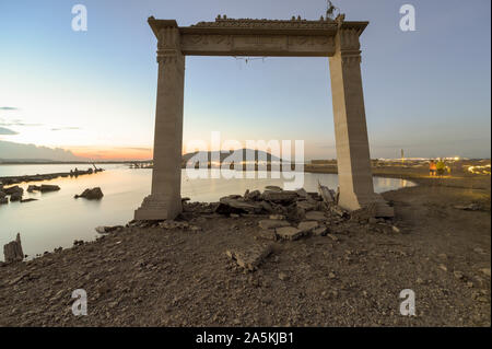 Ruine Eingang von Wat Nongbua/Ruinen, Tempel, die in der Pa Sak Jolasid Dam für 20 Jahre aufgrund der Dürre erscheint gesunken ist. Stockfoto