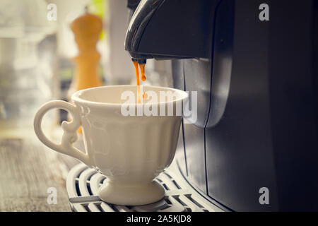 Kaffeemaschine, frischen Kaffee mit sichtbarer Dampf über Cup. Stockfoto
