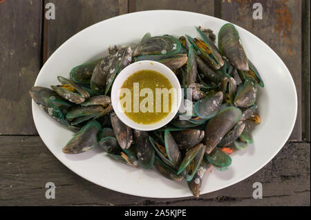 Gebackene Muscheln mit Basilikum Stockfoto