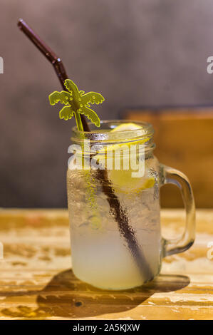 Ein Glas aus Eis lamonade auf dem Tisch Stockfoto