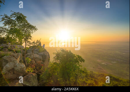 Schöne Aussicht in Khao Phraya Doenthong Sicht in der Provinz Lopburi, Thailand. Reiseziel Konzept und Idee Sehenswürdigkeit Stockfoto