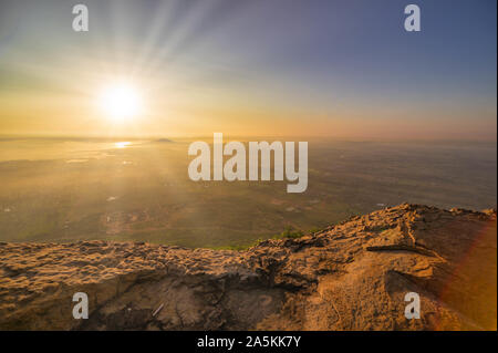 Schöne Aussicht in Khao Phraya Doenthong Sicht in der Provinz Lopburi, Thailand. Reiseziel Konzept und Idee Sehenswürdigkeit Stockfoto