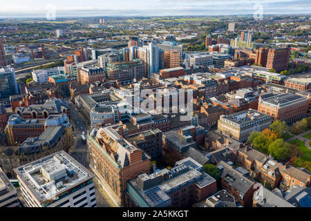 Luftaufnahme über dem Leeds Stadtzentrum in West Yorkshire in England befindet, zeigt eine typisch britische Stadtzentrum mit Hotels, Unternehmen Stockfoto