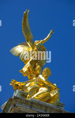 London, England, UK. Victoria Memorial (1911-24: Sir Thomas Brock) vor dem Buckingham Palace. "Winged Victory' auf der Oberseite Stockfoto