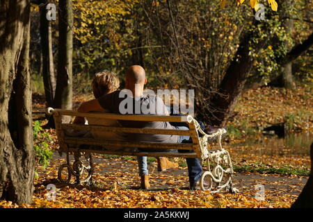 Paar auf einer Bank sitzen im Herbst Park Stockfoto