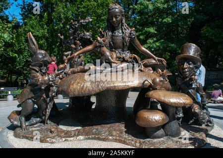 Alice im Wunderland Denkmal, Central Park, New York City. Alice und ihre Besetzung von Storybook Freunde fanden den Weg zum Central Park in 1959, als phila Stockfoto