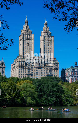 Central Park, New York City im Sommer am See mit Central Park West Skyline und der Dakota Apartments. Central Park. Es gibt mehrere Orte in Stockfoto