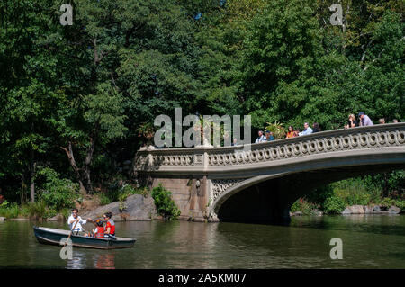 Junges Paar im Ruderboot am See im Central Park, New York City, USA Stockfoto