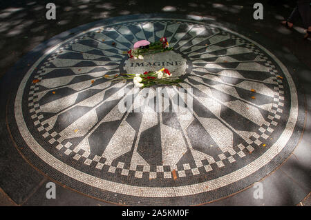 Der John Lennon Memorial Mosaik in Strawberry Fields, im Central Park, New York City, USA. Stockfoto