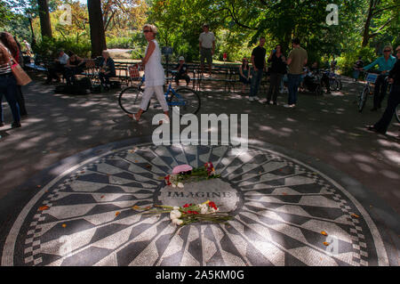 Der John Lennon Memorial Mosaik in Strawberry Fields, im Central Park, New York City, USA. Stockfoto