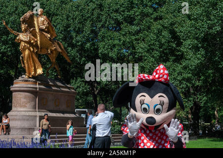 Minnie am Central Park. Der berühmte General William Tecumseh Sherman Statue gegenüber der Plaza Hotel. Der Central Park ist wohl die meisten filmischen Welt Stockfoto