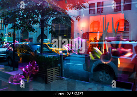 Reflexion der Fenster ein trendiges Hotel in der Nähe des Stadtzentrums von Musik und Tanz im Theater District. Ein volles und vielfältiges Kultur- und Hunderte von Stockfoto