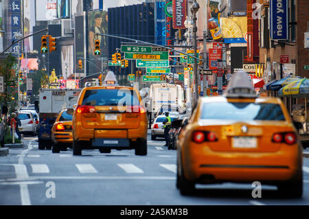 Streetlife, Midtown Manhattan, New York. Kreuzenden Straßen in Midtown West- und Theaterviertel am Broadway Street auf der Höhe des 52. Die anderen Stockfoto