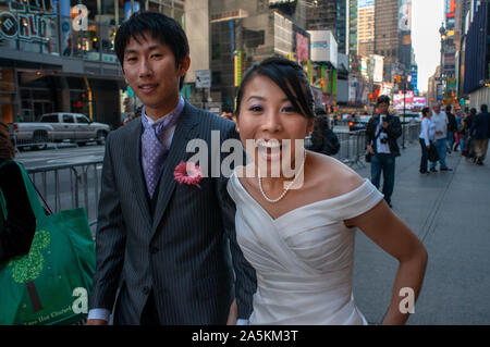 Asiatische Brautpaar auf einer Treppe für ein Bild im Times Square Manhattan New York USA posing Stockfoto