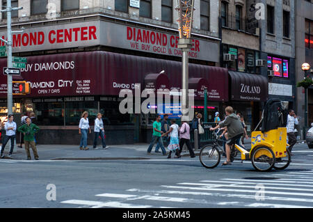 Die Diamond Center, einem großen Austausch auf 47th Street in Manhattan in New York City NYC Diamond District Stockfoto