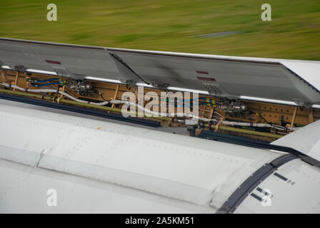 Druckluftbremsen und Klappen auf einem Flugzeugflügel, wie es nach der Landung verlangsamt Stockfoto