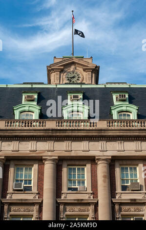 Niedrigen Winkel Blick auf die denkmalgeschützte Staten Island Borough Hall auf Richmond Avenue Terrasse, St. George, Staten Island, New York City Stockfoto