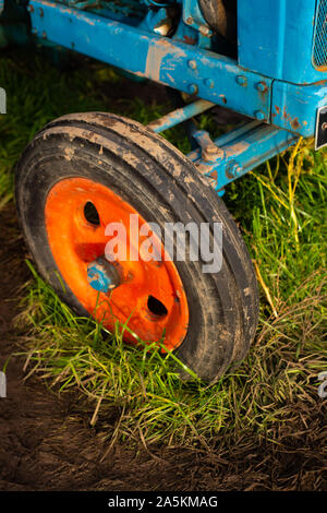 Aus einem Schlammigen Altmodische Traktor in einem Feld Detail auf einem Bauernhof Stockfoto