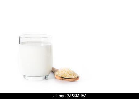 Reis Milch in Glas auf weißem Hintergrund. Platz kopieren Stockfoto