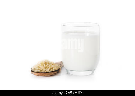 Reis Milch in Glas auf weißem Hintergrund. Stockfoto