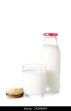 Reis Milch in Glas auf weißem Hintergrund. Stockfoto