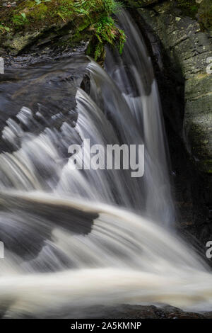 Cordorcan brennen Wasserfälle in den Wald von Cree Nature Reserve, Newton Stewart, Dumfries und Galloway, Schottland Stockfoto