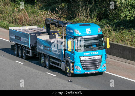 Blau Forterra Spedition LKW, Spedition, LKW, Steine, Platten, Fertigteilen, Transport, LKW, Cargo, DAF, Lieferung, Transport, Industrie, Supply Chain Fracht, auf der M6 an der Lancaster, Großbritannien Stockfoto