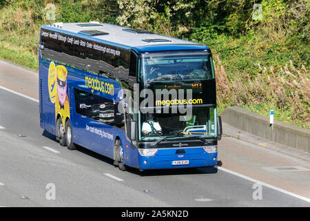 Megabus Van Hool NV Busse, Reisebusse, Reisebusse auf dem Weg nach London; Ferienausflüge, Passagierreisen auf der M6 in Lancaster, Großbritannien Stockfoto