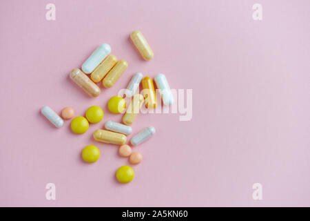 Vitamine und Nahrungsergänzungsmittel auf hellem Papier Hintergrund. Konzept für eine gesunde Nahrungsergänzung. Stockfoto