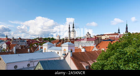 Dachterrasse mit Blick auf Tallinn, Estland Stockfoto