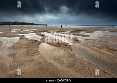 Dunkle dramatische Wolkenhimmel auf den Fistral Beach in Newquay in Cornwall. Stockfoto