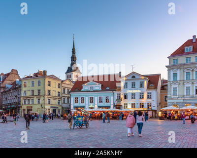 Farbenfrohe Bürgerhäuser am Raekoja Plats, Tallinn, Estland Stockfoto