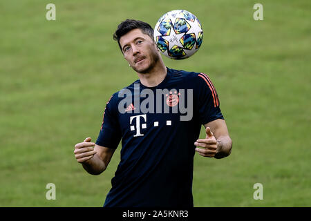 Athen, Griechenland. Okt, 2019 21. Fussball: Champions League, Olympiakos Piräus - FC Bayern München, Gruppenphase, Gruppe B, Spieltag 3, Ausbildung Bayern München bei Georgios-Karaiskakis Stadion. Robert Lewandowski vom FC Bayern München an der Spitze der Kugel. Credit: Angelos Tzortzinis/DPA/Alamy leben Nachrichten Stockfoto