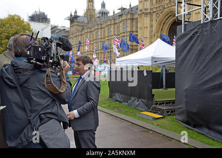 Westminster, London, Großbritannien. Okt, 2019 21. Andrew Bridgen MP, Mitglied der Konservativen Brexit Unterstützung der ERG ist auf College Green, die durch einen Kanal 4 Kamerateam interviewt. G.P. Essex/Alamy leben Nachrichten Stockfoto