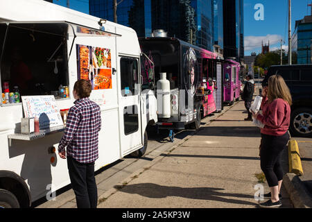 London, Kanada - 18. Oktober 2019. Mittag Gönner warten auf Ihre Bestellungen von Food Trucks Setup im Zentrum der Stadt. Stockfoto