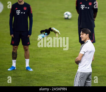 Athen, Griechenland. Okt, 2019 21. Fussball: Champions League, Olympiakos Piräus - FC Bayern München, Gruppenphase, Gruppe B, Spieltag 3, Ausbildung Bayern München bei Georgios-Karaiskakis Stadion. Trainer Niko Kovac vom FC Bayern München sieht sich die Handschuhe von einem Torwart fliegen durch die Luft. Credit: Angelos Tzortzinis/DPA/Alamy leben Nachrichten Stockfoto