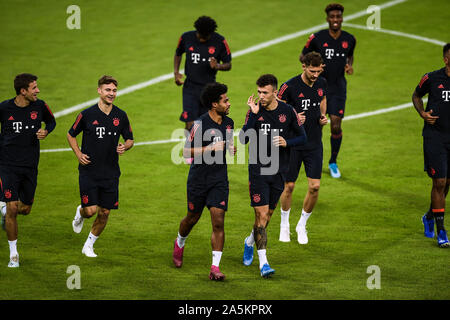 Athen, Griechenland. Okt, 2019 21. Fussball: Champions League, Olympiakos Piräus - FC Bayern München, Gruppenphase, Gruppe B, Spieltag 3, FC Bayern München Ausbildung bei Georgios-Karaiskakis Stadion. Die Spieler des FC Bayern München laqufen sich herzlich. Credit: Angelos Tzortzinis/DPA/dpa/Alamy leben Nachrichten Stockfoto