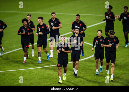 Athen, Griechenland. Okt, 2019 21. Fussball: Champions League, Olympiakos Piräus - FC Bayern München, Gruppenphase, Gruppe B, Spieltag 3, FC Bayern München Ausbildung bei Georgios-Karaiskakis Stadion. Die Spieler des FC Bayern München laqufen sich herzlich. Credit: Angelos Tzortzinis/DPA/dpa/Alamy leben Nachrichten Stockfoto