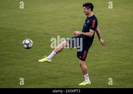 Athen, Griechenland. Okt, 2019 21. Fussball: Champions League, Olympiakos Piräus - FC Bayern München, Gruppenphase, Gruppe B, Spieltag 3, Ausbildung Bayern München bei Georgios-Karaiskakis Stadion. Robert Lewandowski vom FC Bayern München spielt mit dem Ball. Credit: Angelos Tzortzinis/DPA/Alamy leben Nachrichten Stockfoto